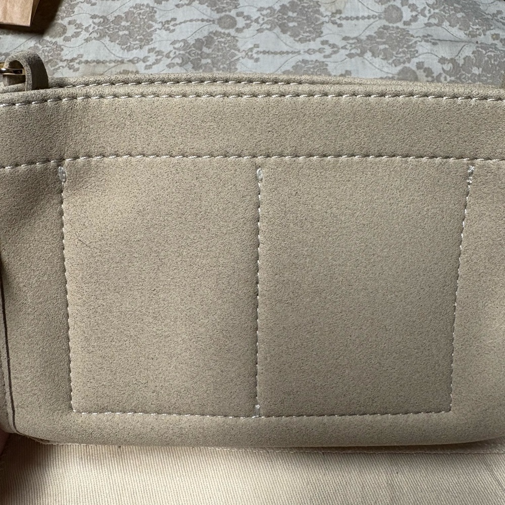 discontinued LV toiletry 19 pouch - Picture 11 of 15